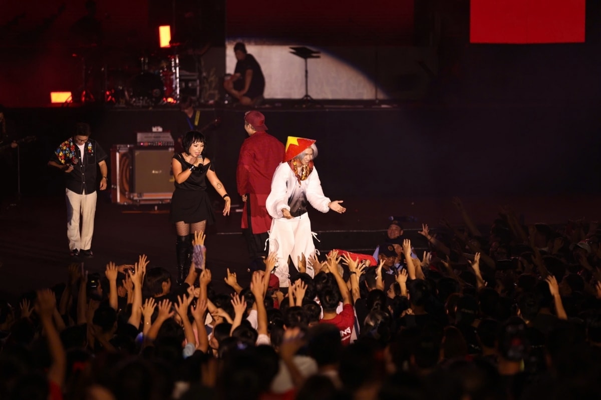 Sân khấu quy mô lớn quy tụ những ban nhạc gắn liền với rock Việt như Bức Tường, Ngũ Cung, Chillies, The Flob, Blue Whales, cùng nhiều nghệ sĩ khách mời: Phạm Anh Khoa, Thái Thùy Linh, Dương Trần Nghĩa, NSƯT Dương Thùy Anh, Thùy Anh… Tất cả cùng tạo nên đại nhạc hội giàu năng lượng, khơi dậy khát vọng tuổi trẻ và niềm tự hào dân tộc.