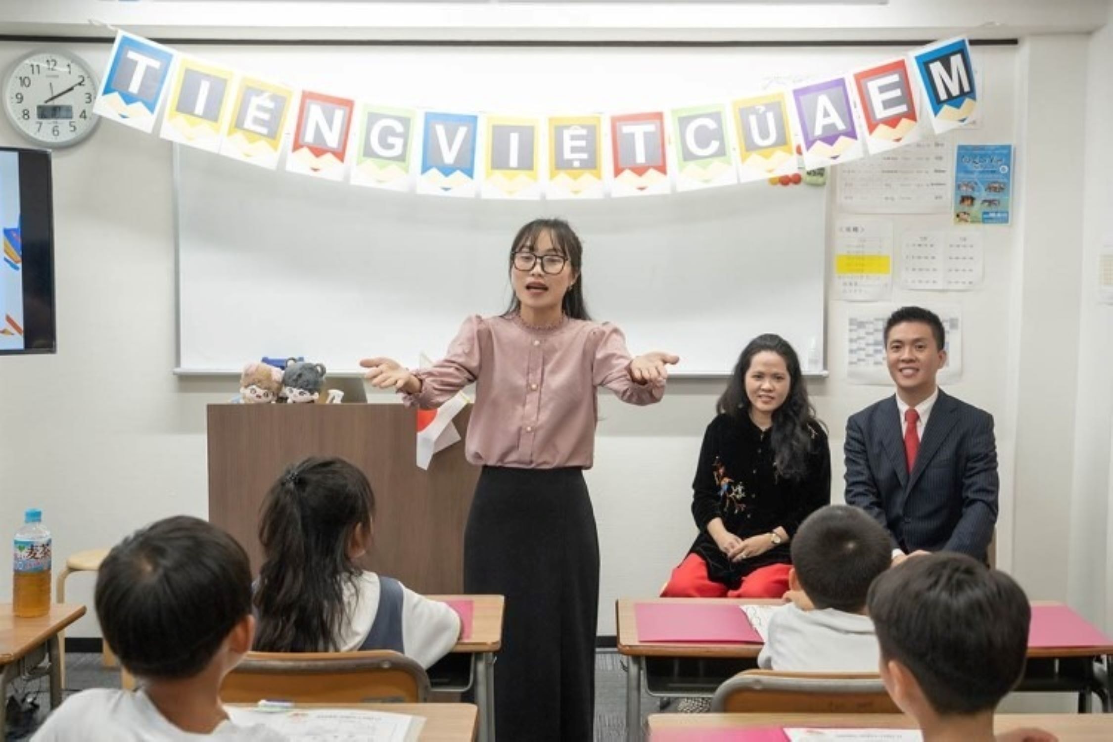 Bà Vũ Chi Mai, Tổng lãnh sự Việt Nam tại Fukuoka và ông Nguyễn Duy Anh, Chủ tịch Hội Người Việt Nam tại Fukuoka tham dự lễ khai giảng lớp học 