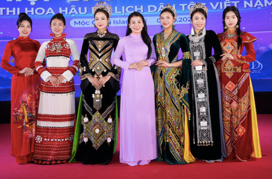 Các người đẹp tại họp báo.