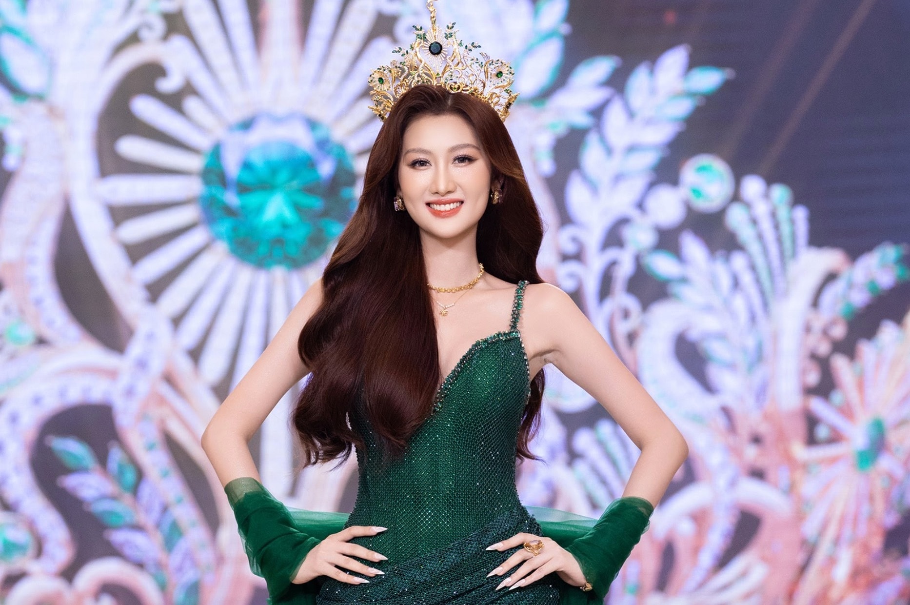 Hoa hậu Quế Anh đội thử vương miện giành cho người kế nhiệm.