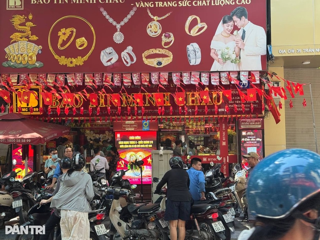 Cảnh báo việc đổ xô lên mạng mua vàng: Đừng ham lợi nhuận vì quá rủi ro - 4 Cảnh báo việc đổ xô lên mạng mua vàng: Đừng ham lợi nhuận vì quá rủi ro - 4