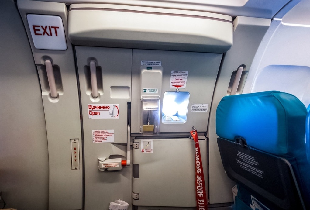 Đi vệ sinh lại mở cửa thoát hiểm máy bay, hành khách bị phạt 287 triệu đồng - 2 Đi vệ sinh lại mở cửa thoát hiểm máy bay, hành khách bị phạt 287 triệu đồng - 2