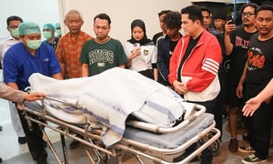 Cổ động viên Indonesia qua đời giữa trận đấu