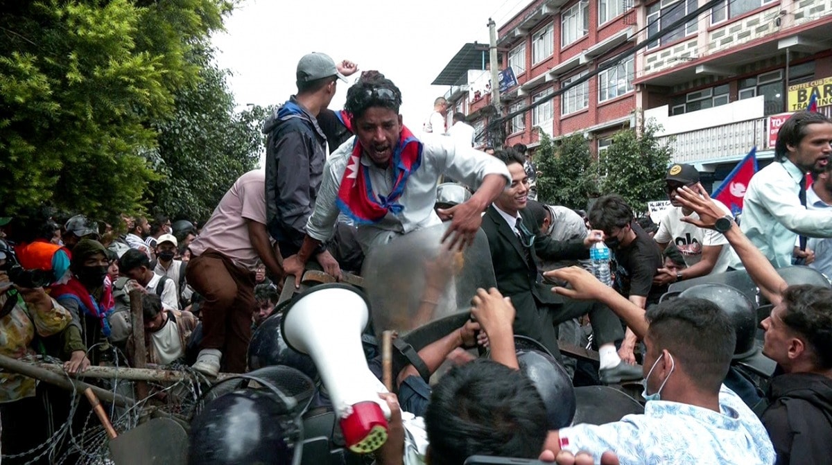 Những người biểu tình là học sinh, sinh viên, thanh niên đụng độ với cảnh sát trên đường phố thủ đô Kathmandu (ANI)