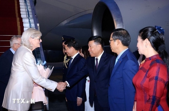 Lễ đón Toàn quyền Australia Sam Mostyn và Phu quân tại sân bay quốc tế Nội Bài. (Ảnh: Tuấn Anh/TTXVN)