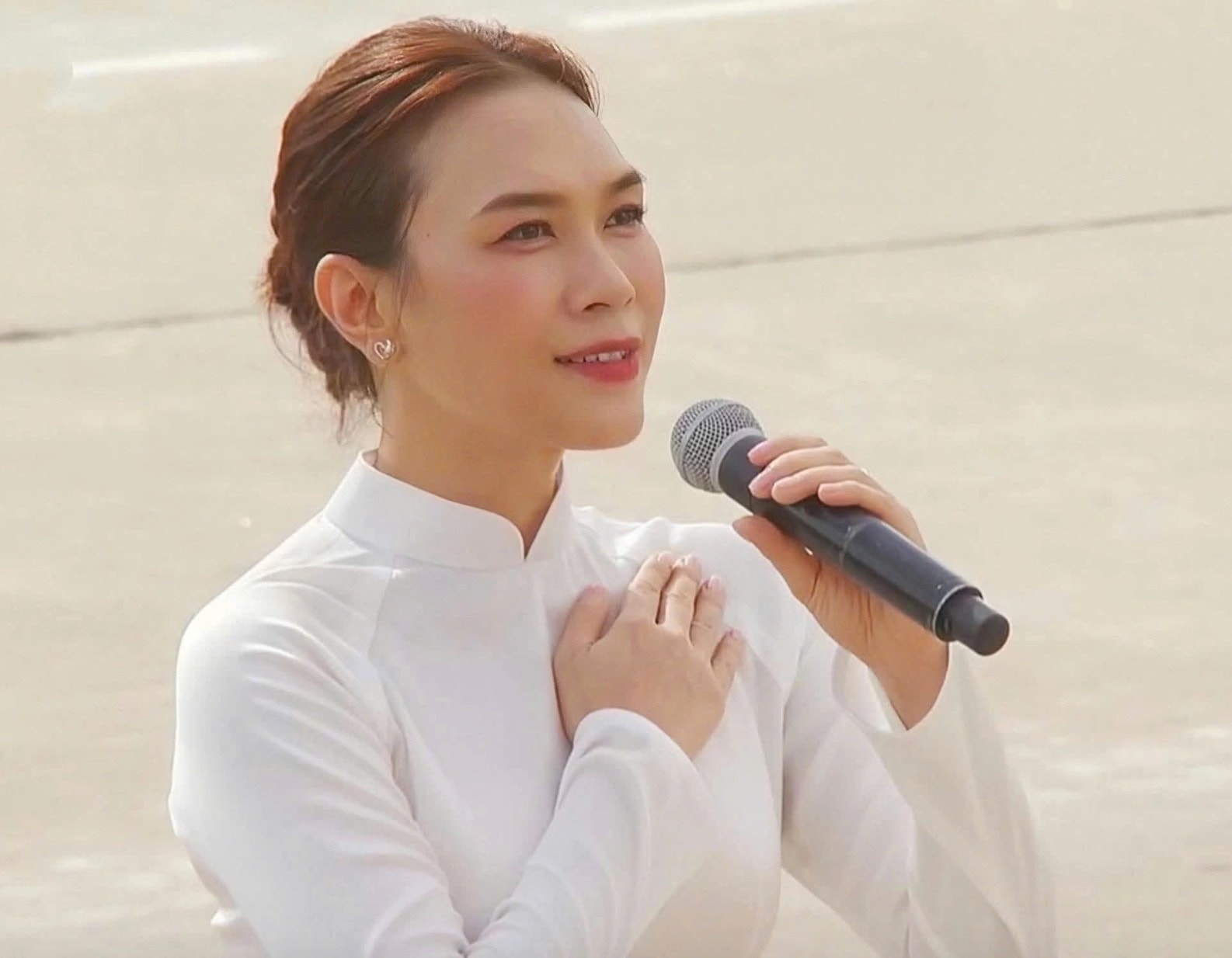 Khoảnh khắc Mỹ Tâm đặt tay lên ngực, hát vang 