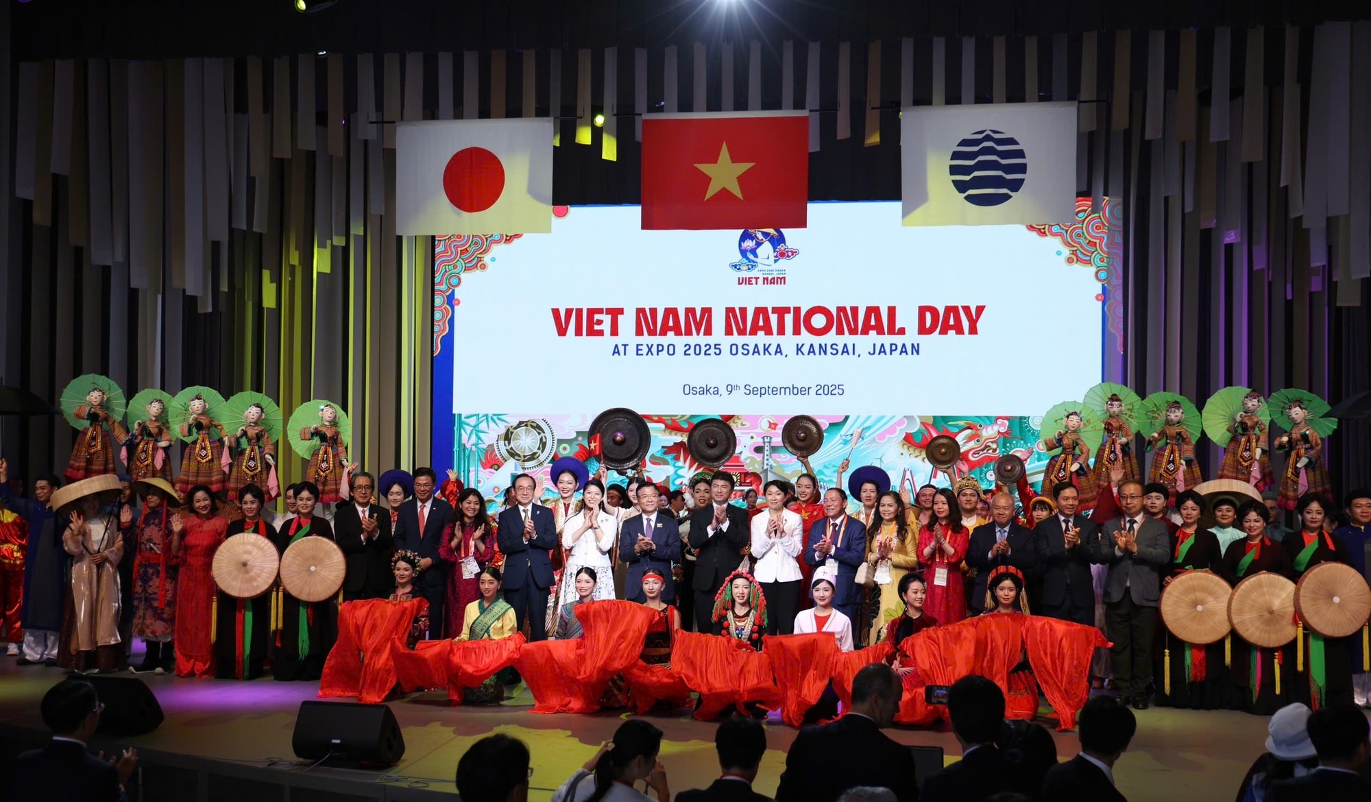 Phó Thủ tướng Lê Thành Long và Công chúa Tsuguko cùng các đại biểu Việt Nam - Nhật Bản tại buổi lễ. (Ảnh: Báo Chính phủ).