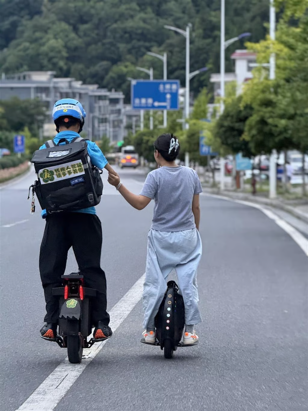 Nam tài xế không tay, làm 2 nghề cùng lúc để nuôi gia đình - 3