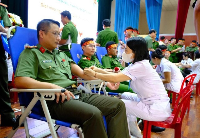 Hà Tĩnh: Hàng trăm cán bộ chiến sĩ Công an tham gia hiến máu tình nguyện- Ảnh 3.