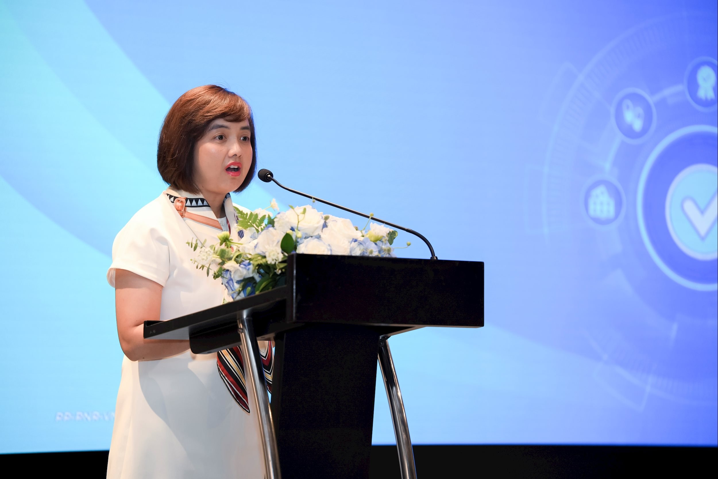 Bà Nguyễn Đỗ Quyên, Phó Tổng Giám đốc FPT Retail kiêm Giám đốc Điều hành Hệ thống nhà thuốc và trung tâm tiêm chủng Long Châu phát biểu tại buổi lễ