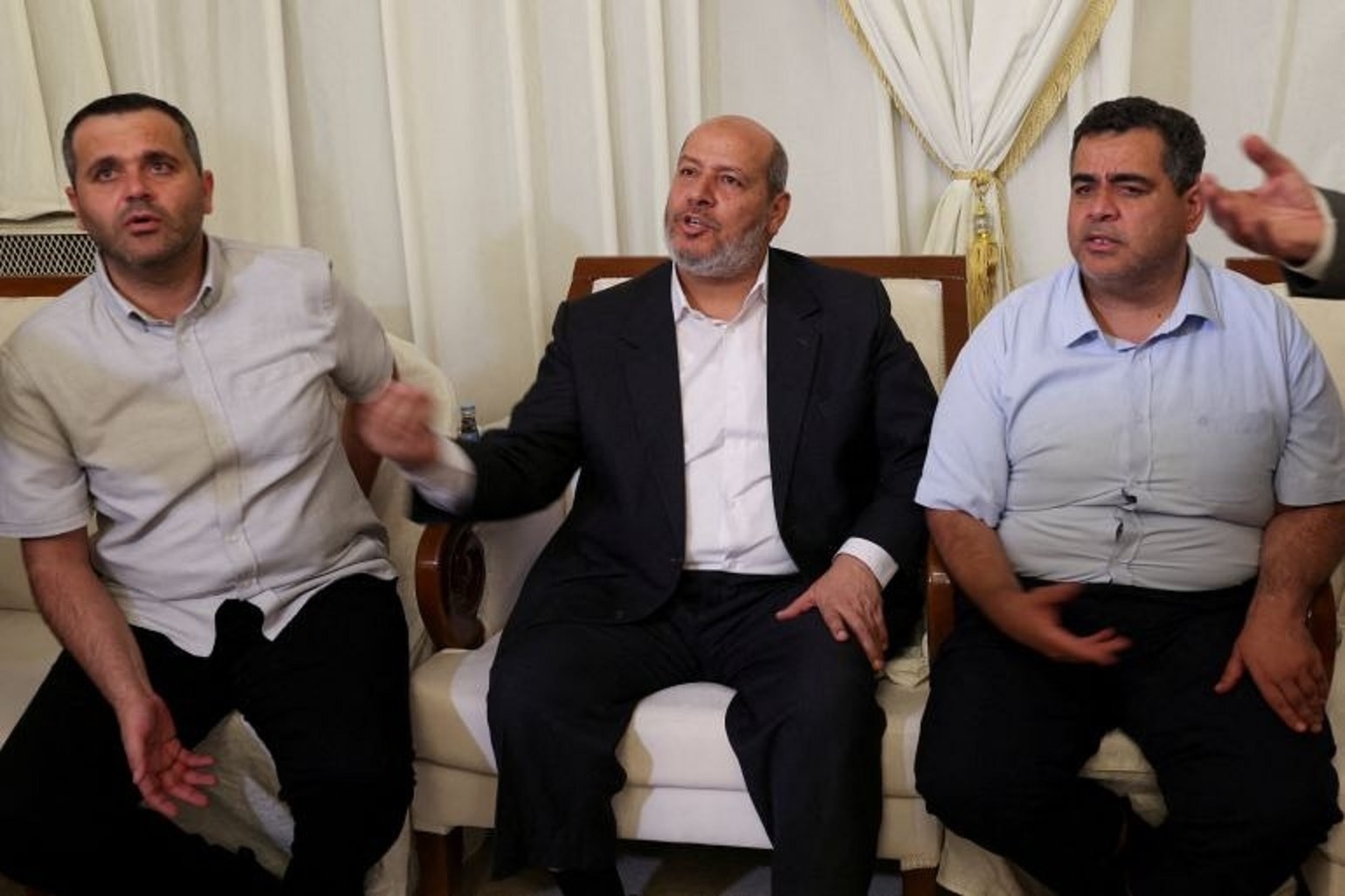Khalil Al-Hayya (ở giữa) ngồi tại tang lễ của Ismail Haniyeh, thủ lĩnh Hamas bị ám sát ở Doha. (Ảnh: Reuters)