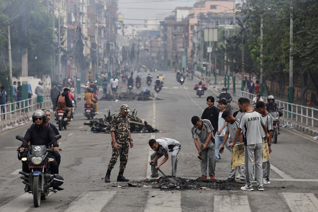 Binh sĩ Nepal dọn dẹp đống đổ nát trên một con đường gần khu phức hợp văn phòng Singha Durbar sau các cuộc biểu tình tại thủ đô Kathmandu, Nepal, ngày 10/9/2025. (Ảnh: Reuters)