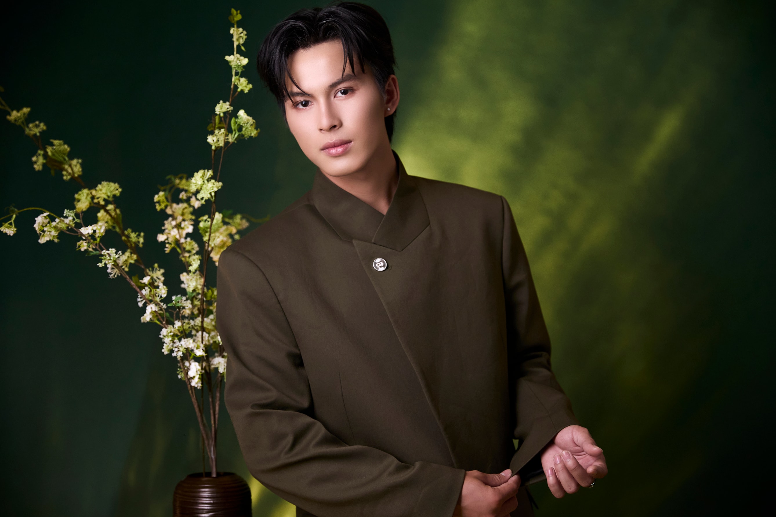 Bên cạnh việc học tập ở trường đại học, Anh Tuấn dành nhiều thời gian để rèn luyện thêm các kỹ năng như MC và diễn xuất: