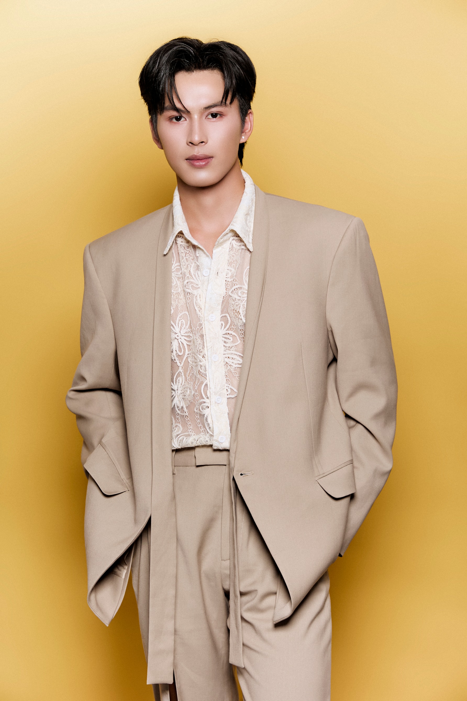 Sau khi đăng quang ngôi vị Nam vương cuộc thi Miss & Mister Hà Nội 2024, Vũ Anh Tuấn (SN 2003, quê Ninh Bình) nhanh chóng trở thành cái tên thu hút sự quan tâm của công chúng.