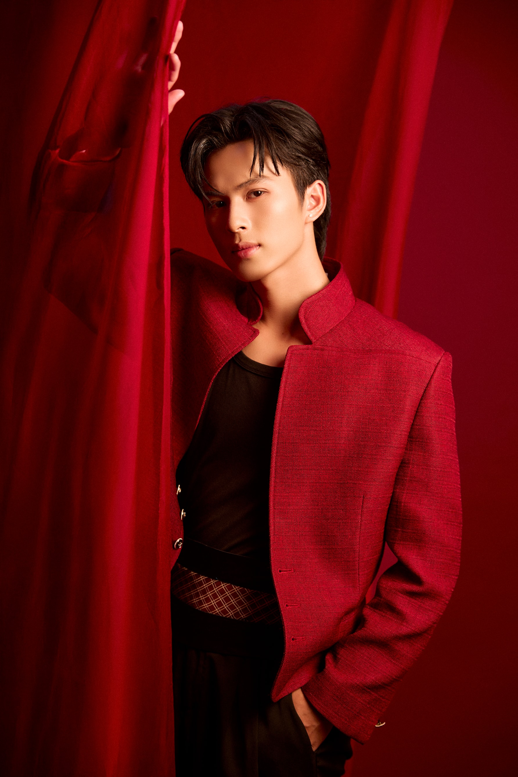 Anh gây ấn tượng bởi gương mặt điển trai, góc cạnh đầy nam tính, thân hình chuẩn. Mỗi khung hình không chỉ thể hiện thần thái tự tin mà còn cho thấy sự biến hóa đa dạng của Anh Tuấn.