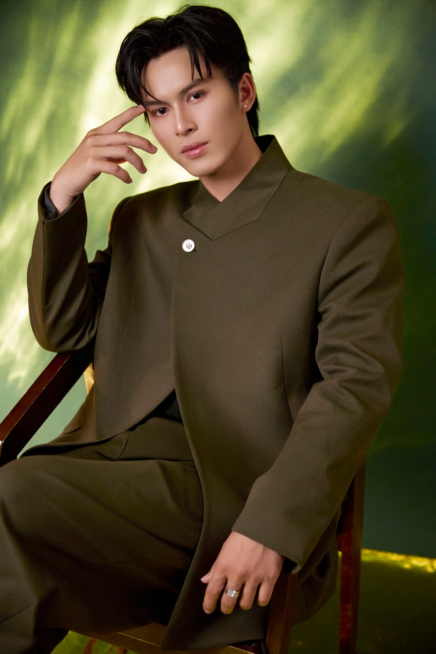 Hiện Anh Tuấn lựa chọn dành thời gian đầu tư cho bản thân, coi đây là bước đệm quan trọng để xây dựng nền tảng vững chắc trước khi thực sự dấn thân vào các hoạt động nghệ thuật. Nam vương chia sẻ chính quá trình kiên trì này sẽ mở ra nhiều cơ hội mới trong tương lai, đồng thời giúp anh trở thành một phiên bản hoàn thiện hơn, không chỉ về ngoại hình và tài năng mà còn cả về tư duy và bản lĩnh sống.