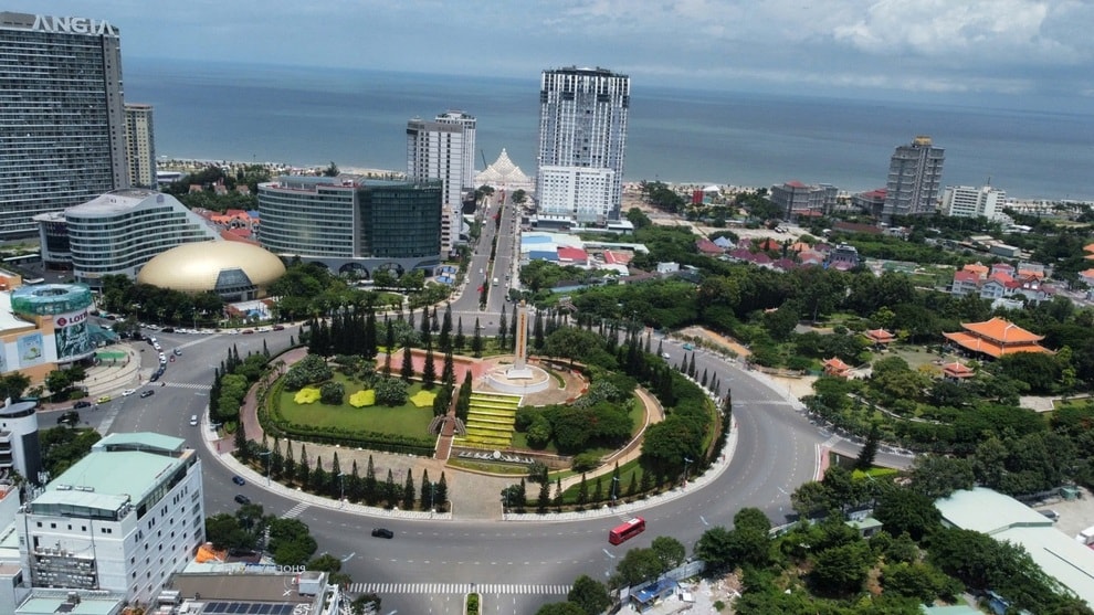 Xuất hiện tình trạng khách giẫm đạp tại Đài Liệt sĩ khi chụp tháp Tam Thắng - 3