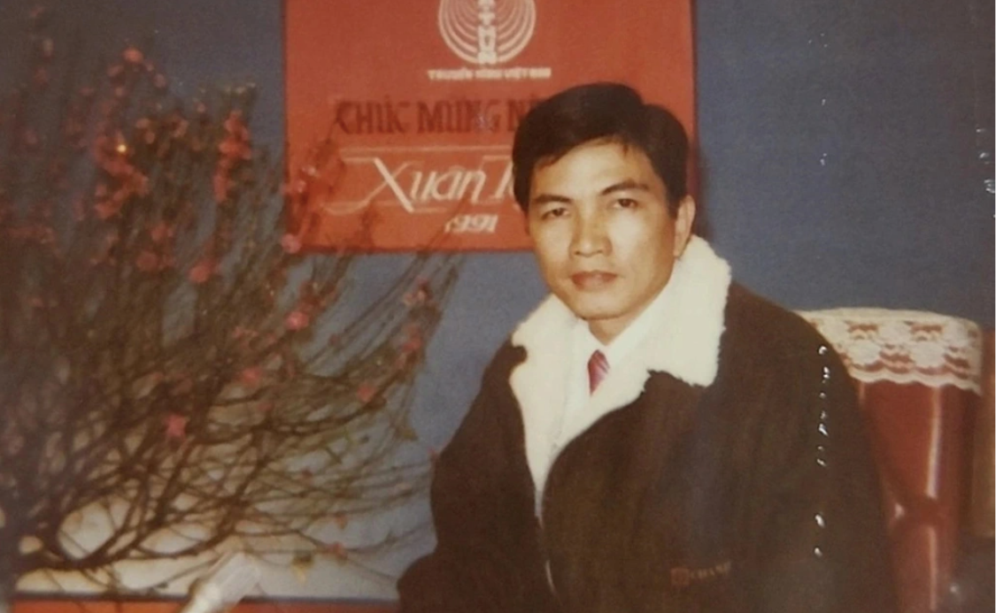 Ít ai biết, NSƯT Minh Trí từng vất vả mưu sinh, làm đủ nghề như phụ hồ, dạy học, đánh máy thuê trước khi trở thành phát thanh viên của VTV.