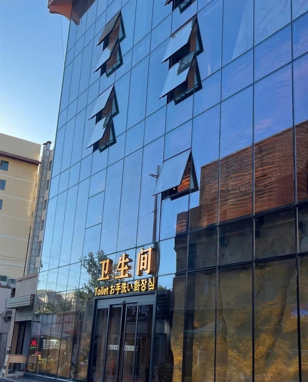 Nhà vệ sinh công cộng gây bão mạng vì quá đẹp, nhiều người kéo đến check-in - 3