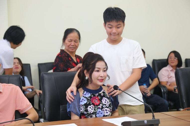 Chị Trần Như Quỳnh (người bệnh ghép đồng thời tim - phổi) cùng con trai trong ngày ra viện