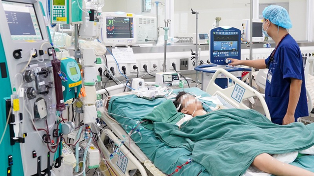Tưởng siro ngon miệng, bé gái 10 tuổi nhặt lên uống không ngờ thuốc diệt chuột  - Ảnh 1.