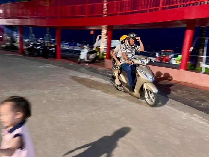 CLIP: Bất chấp rào chắn, xe máy vẫn ồ ạt chạy vào Công viên Bãi Sau, phường Vũng Tàu- Ảnh 3.