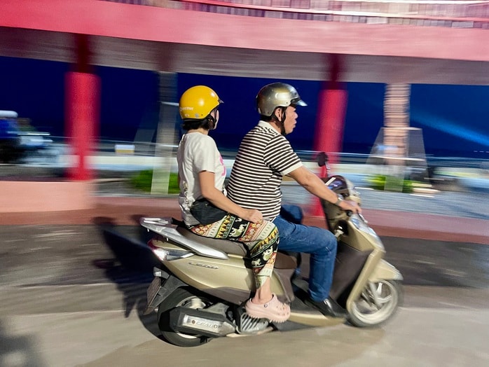 CLIP: Bất chấp rào chắn, xe máy vẫn ồ ạt chạy vào Công viên Bãi Sau, phường Vũng Tàu- Ảnh 6.