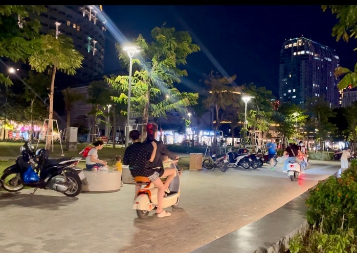 CLIP: Bất chấp rào chắn, xe máy vẫn ồ ạt chạy vào Công viên Bãi Sau, phường Vũng Tàu- Ảnh 1.