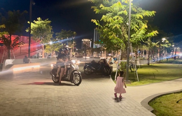 CLIP: Bất chấp rào chắn, xe máy vẫn ồ ạt chạy vào Công viên Bãi Sau, phường Vũng Tàu- Ảnh 2.