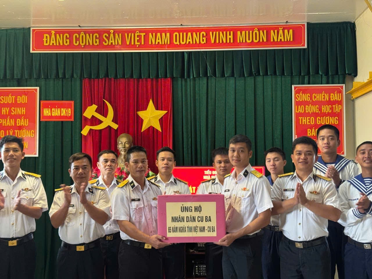 Từ ngoài khơi xa, các bộ, chiến sĩ nhà giàn DK1.9 đã ủng hộ đến nhân dân Cuba bằng tấm lòng chân quý.