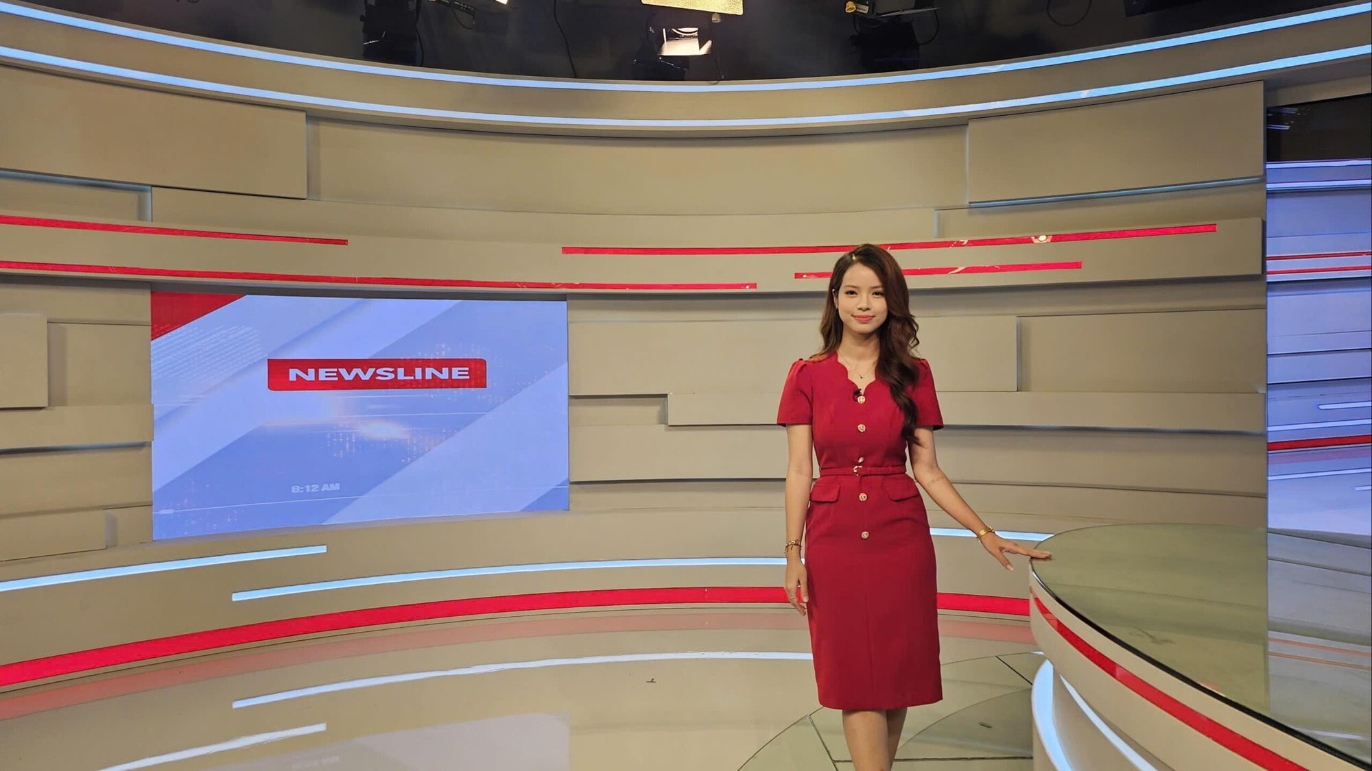 BTV Thảo Trang ghi điểm bởi ngoại hình sáng, lối dẫn bằng tiếng Anh trôi chảy, tự nhiên.