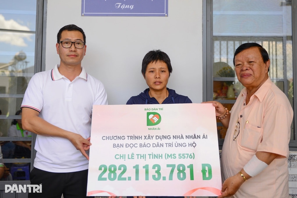 Người mẹ nghèo ở Lâm Đồng rơi nước mắt khi đón nhận căn nhà mơ ước - 1