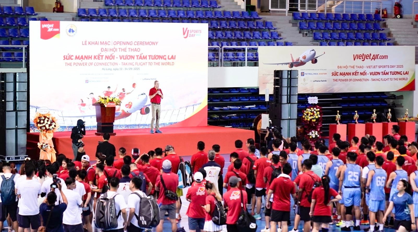 Gần 600 'chiến binh bầu trời' Vietjet tranh tài thể thao vì môi trường biển - 2