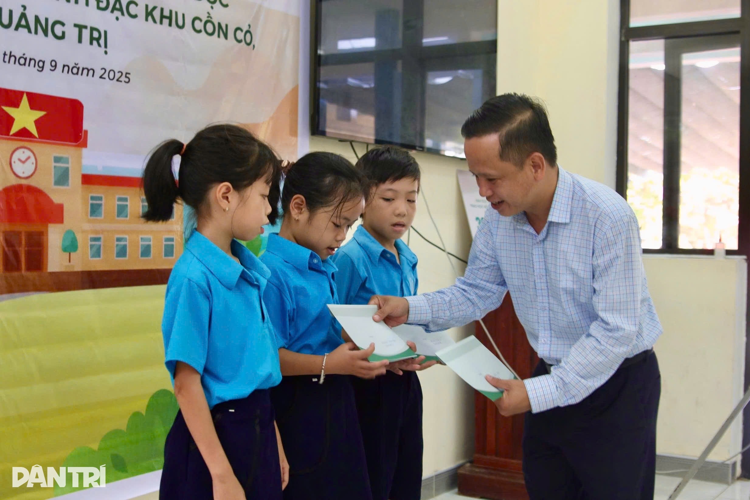 Bạn đọc Dân trí nhận đỡ đầu, chắp cánh ước mơ học sinh trên đảo Cồn Cỏ - 1