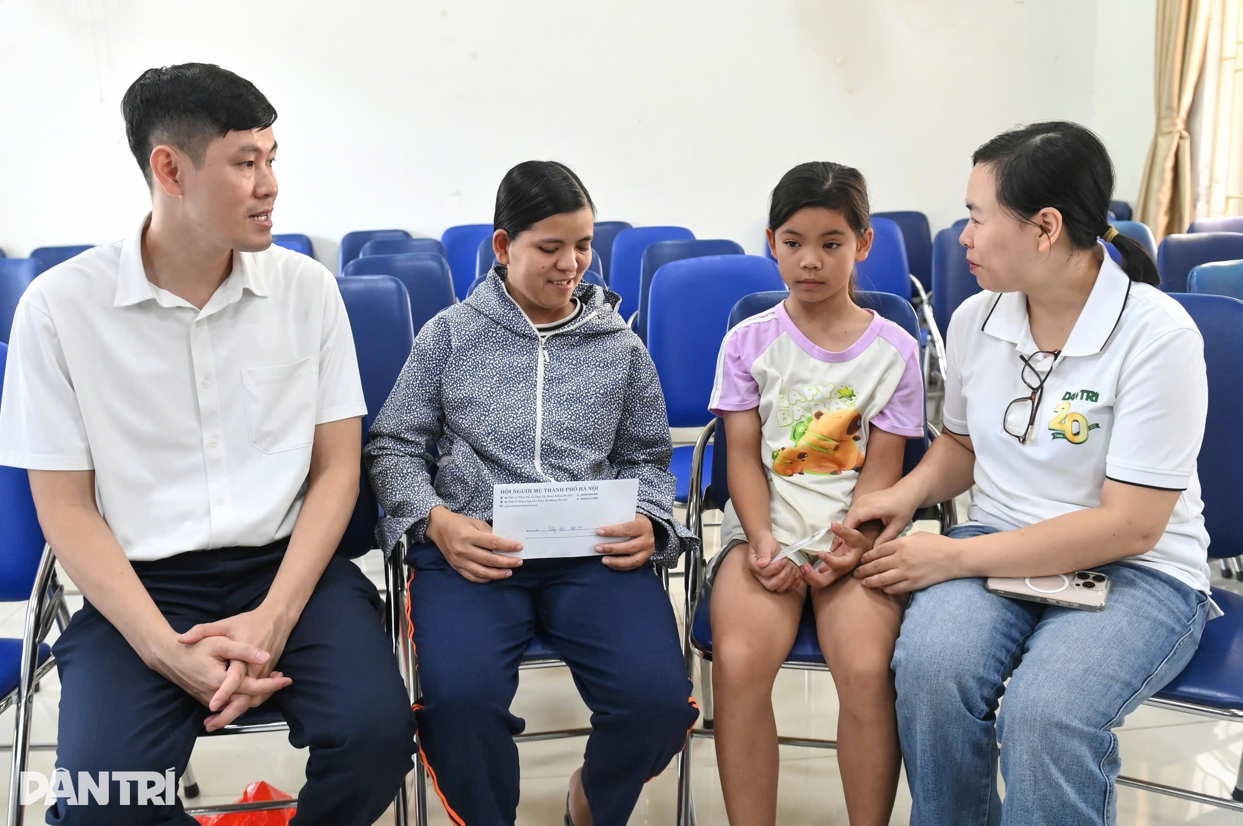 Trao 336 thẻ Bảo hiểm y tế, giúp học sinh khó khăn ở Hà Nội an tâm học tập - 5