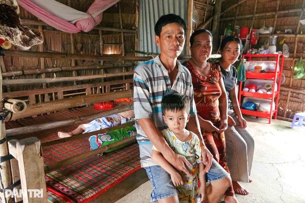 Cha nghèo phụ hồ bị ung thư ruột non, lo con thơ thất học, chịu cảnh mồ côi - 1