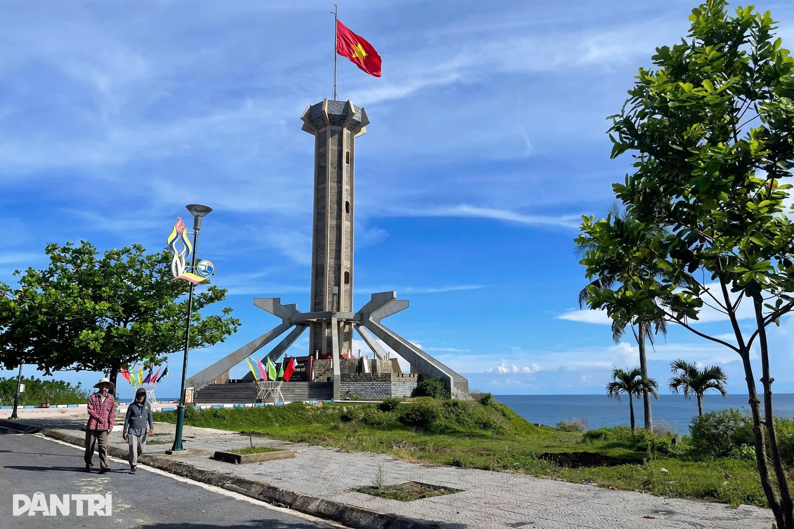 Bạn đọc Dân trí nhận đỡ đầu, chắp cánh ước mơ học sinh trên đảo Cồn Cỏ - 6