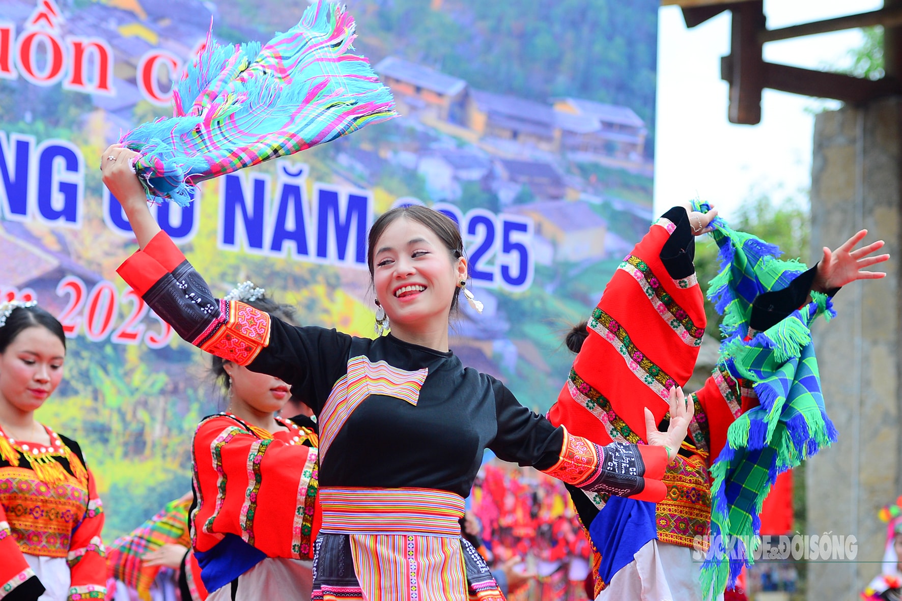 Vẻ đẹp sơn cước của cô gái Lô Lô khoe sắc trong ngày hội- Ảnh 5.