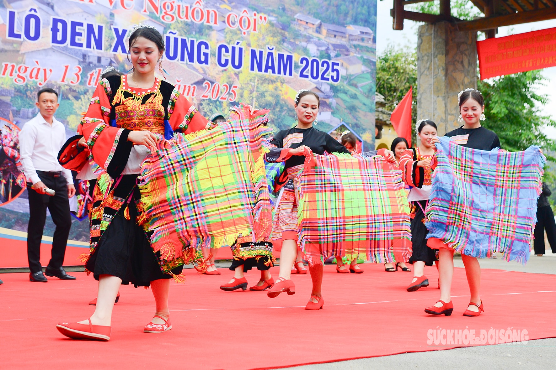 Vẻ đẹp sơn cước của cô gái Lô Lô khoe sắc trong ngày hội- Ảnh 4.