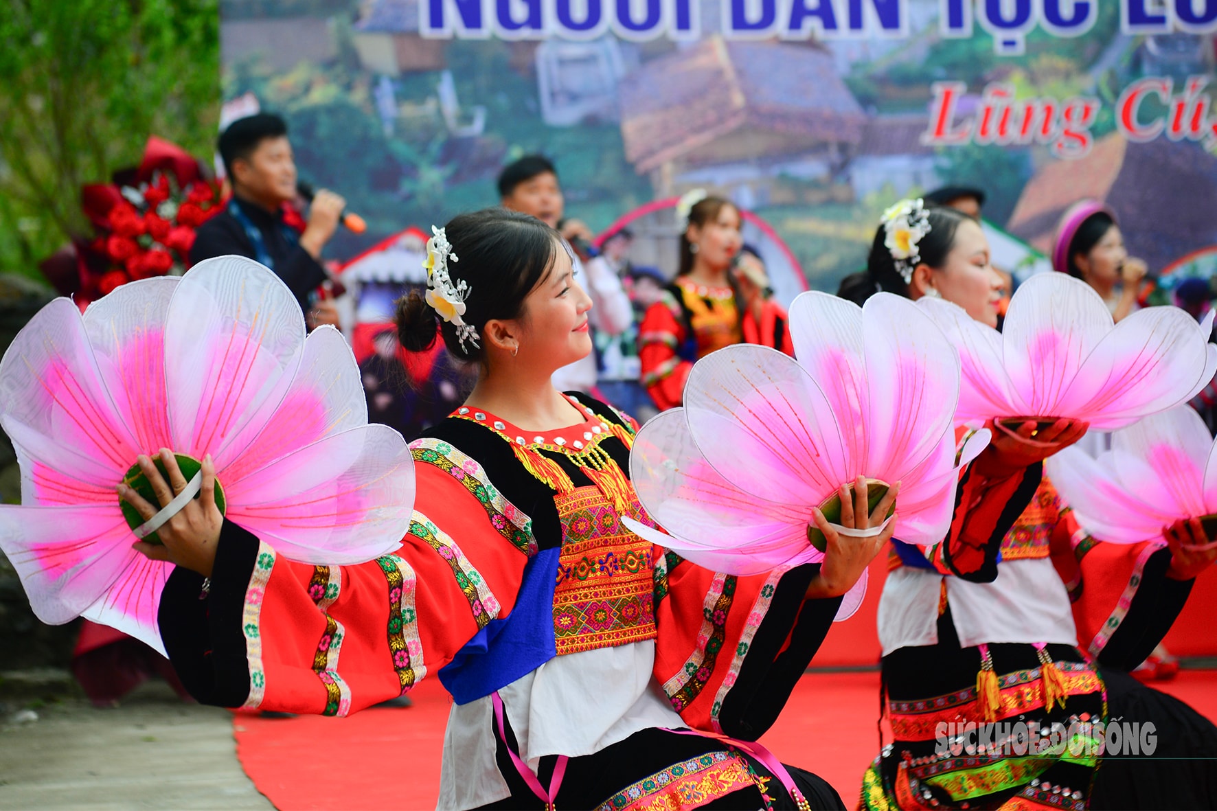 Vẻ đẹp sơn cước của cô gái Lô Lô khoe sắc trong ngày hội- Ảnh 6.