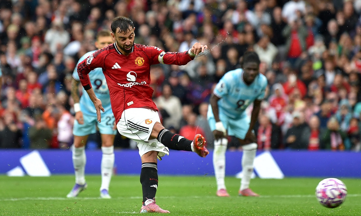 Man Utd khởi đầu mùa giải đầy khó khăn dù chi ra tới gần 400 triệu USD trong kỳ chuyển nhượng. (Ảnh: Reuters)