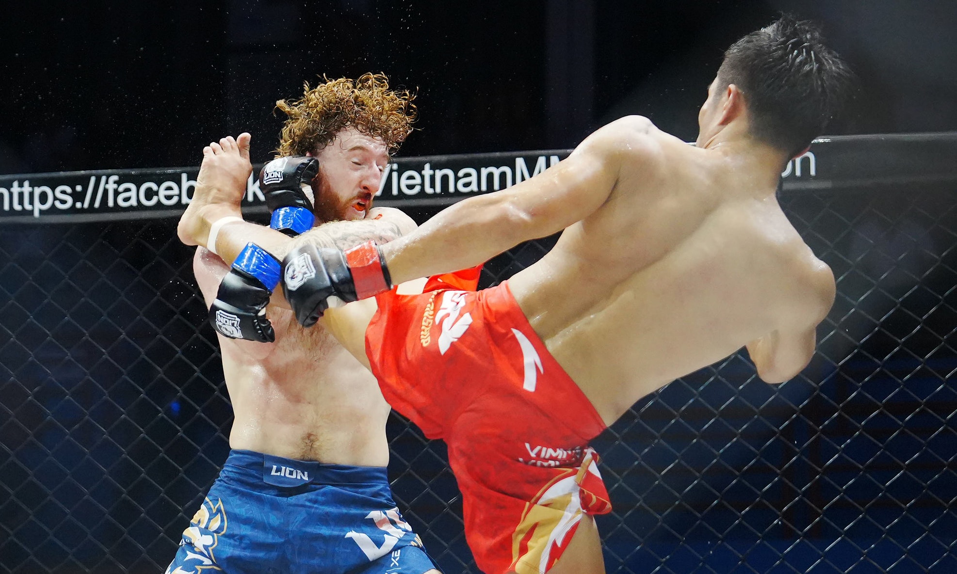 Aaron Clarke (xanh) thể hiện sức chịu đòn ấn tượng nhưng không đủ để giành chiến thắng trước Trương Cao Minh Phát.