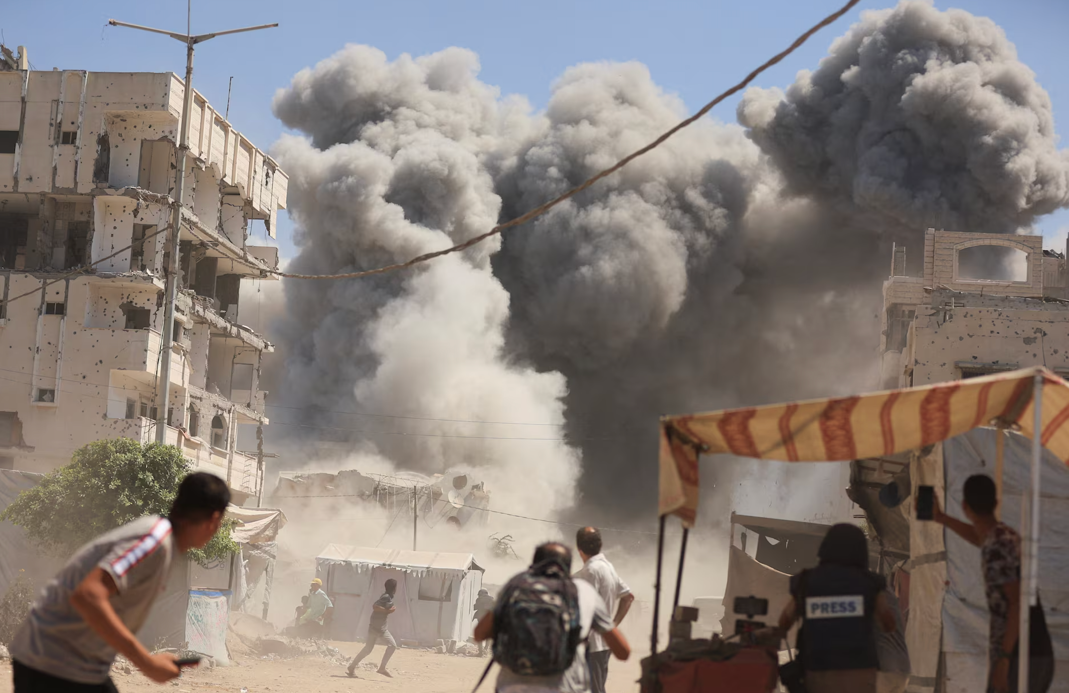 Khói bốc lên sau khi Israel ném bom vào thành phố Gaza. (Ảnh: Reuters)
