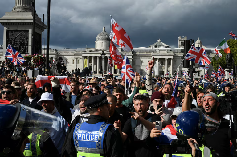 Cảnh sát London đối đầu với những người ủng hộ. (Ảnh: Reuters)
