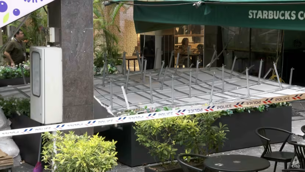 Mảng trần của quán ăn bất ngờ đổ sập đè 6 học sinh, 1 thai phụ nhập viện - 1
