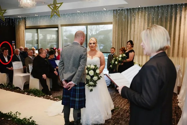 Michelle và chồng John trong lễ cưới tháng 11/2021 tại East Ayrshire, Scotland. Khách lạ ngồi ngay lối vào lễ đường. Ảnh: Metro