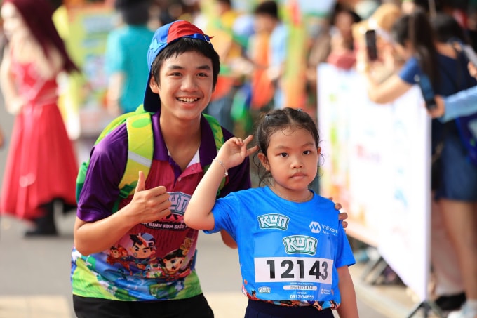 Hạo Khang đồng hành các em nhỏ trên đường đua. Ảnh: VnExpress Marathon