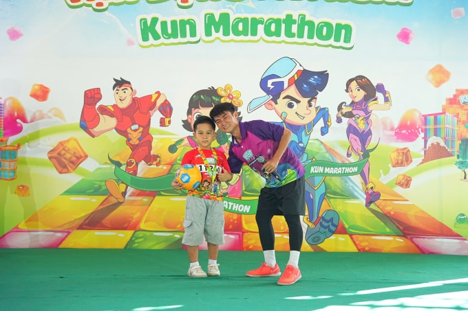VĐV Trọng Thy giao lưu cùng Kun runner. Ảnh: VnExpress Marathon