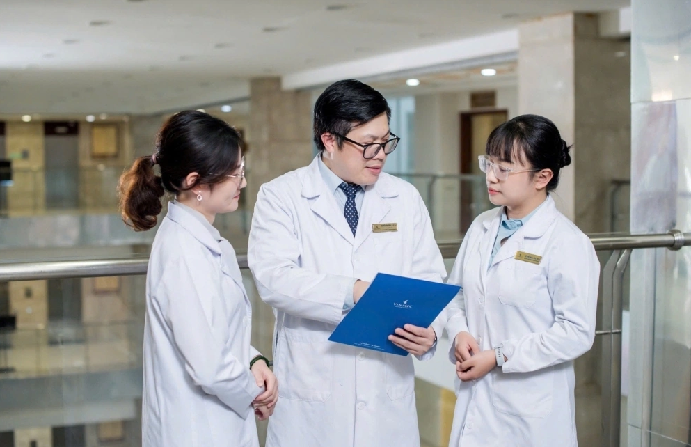 PGS.TS bác sĩ Nguyễn Văn Đĩnh - Giám đốc Trung tâm Dị ứng - Miễn dịch Lâm sàng Vinmec (giữa) dẫn dắt dự án.