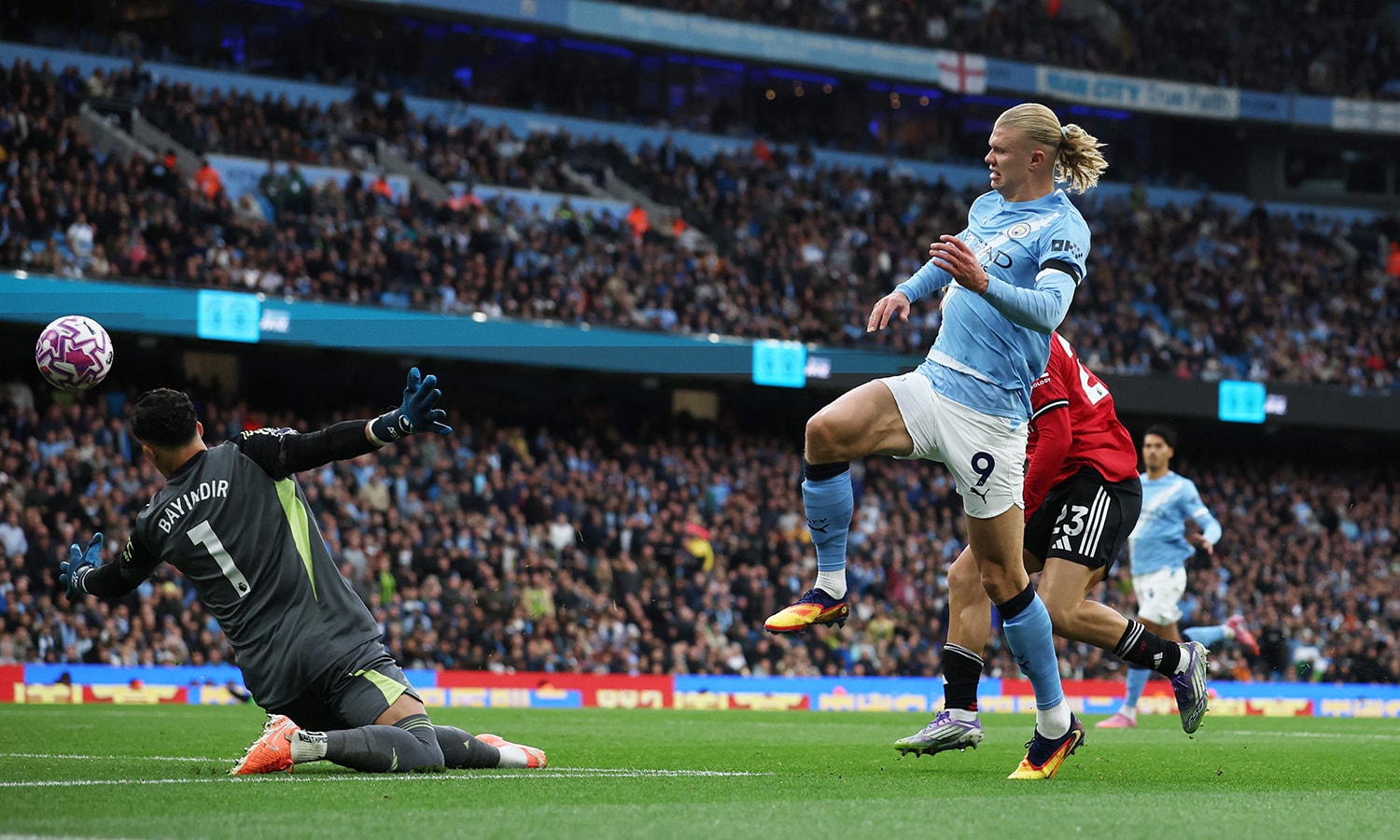 Haaland ghi 2 bàn thắng ở hiệp 2. (Ảnh: Reuters)